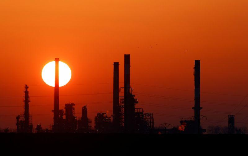 Giá dầu nới rộng đà tăng nhờ kỳ vọng về cuộc họp OPEC+ Giá dầu nới rộng đà tăng nhờ kỳ vọng về cuộc họp OPEC+