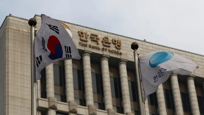 South Korea cuts rates to record low | Financial Times