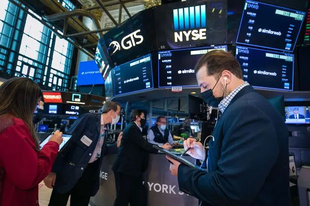 U.S. Stock Futures Slip to Start the Week
