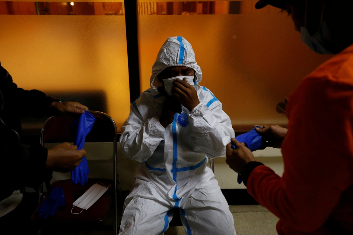 Volunteer undertakers carry Indonesian dead as COVID deaths rise | Indonesia  News | Al Jazeera