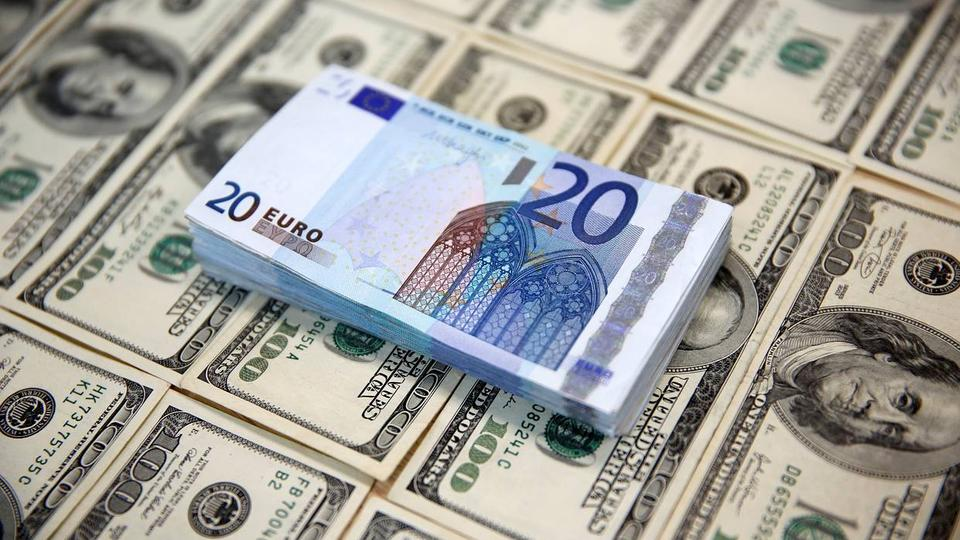 Euro rises as dollar weakens amid speculation about more Fed rate cuts