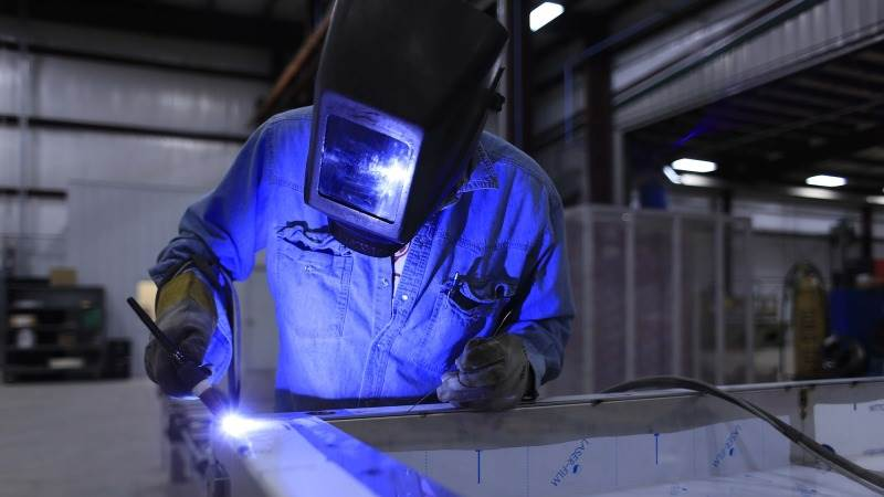 US industrial production up 0.9% in July - TeleTrader.com