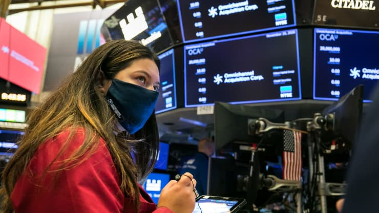Chứng khoán Mỹ phiên 16/3/2021: Dow Jones, S&amp;P 500 rời đỉnh