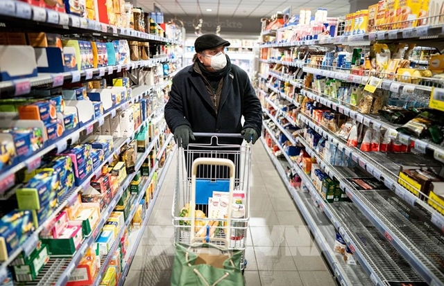 Người dân mua hàng trong siêu thị tại thủ đô Berlin, Đức. Ảnh: AFP/TTXVN