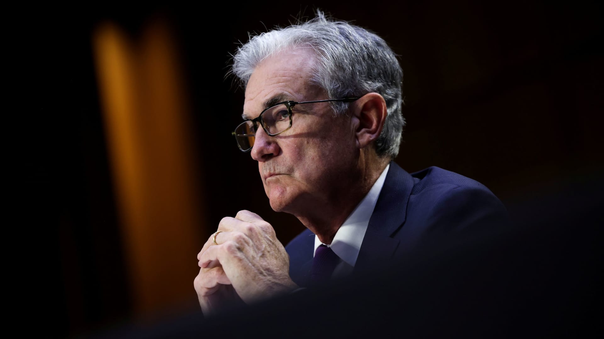 Jim Cramer bảo vệ Jerome Powell, cho rằng tình hình phức tạp đã khiến Fed thụt lùi
