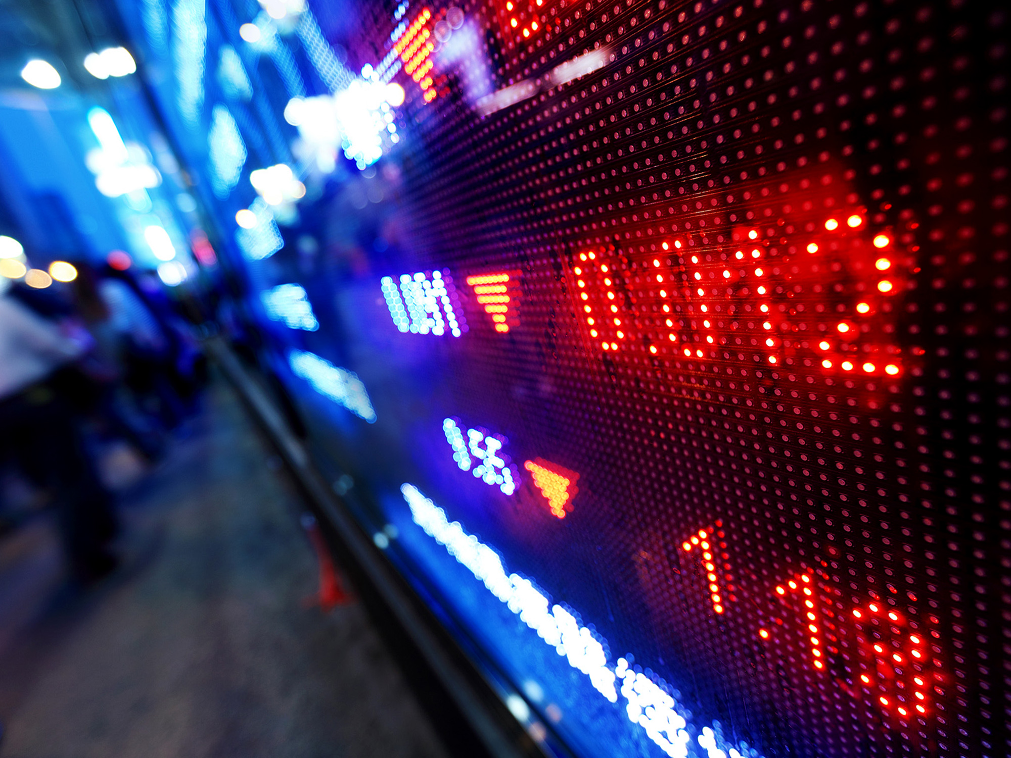 Thị trường sáng nay: USD tăng mạnh; Tâm lý risk-off bao trùm cổ phiếu