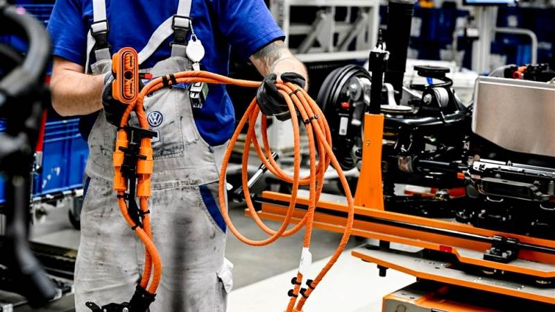German services PMI rises in January, first time in 7 months - TeleTrader.com