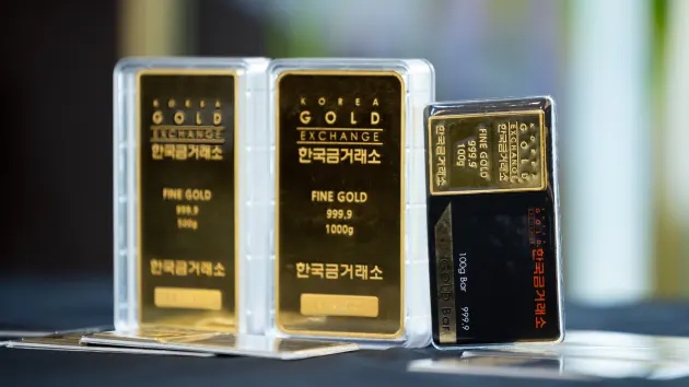 Các thỏi vàng được sắp xếp tại cửa hàng Korea Gold Exchange ở Seoul, Hàn Quốc, vào thứ Sáu, ngày 13 tháng 10 năm 2023. Vàng đã sẵn sàng cho mức tăng hàng tuần lớn nhất trong gần bảy tháng do nhu cầu về nơi trú ẩn khi Israel tập trung quân gần Dải Gaza và báo hiệu một cuộc tấn công lớn trên bộ có thể sắp xảy ra. Nhiếp ảnh gia: SeongJoon Cho/Bloomberg qua Getty Images