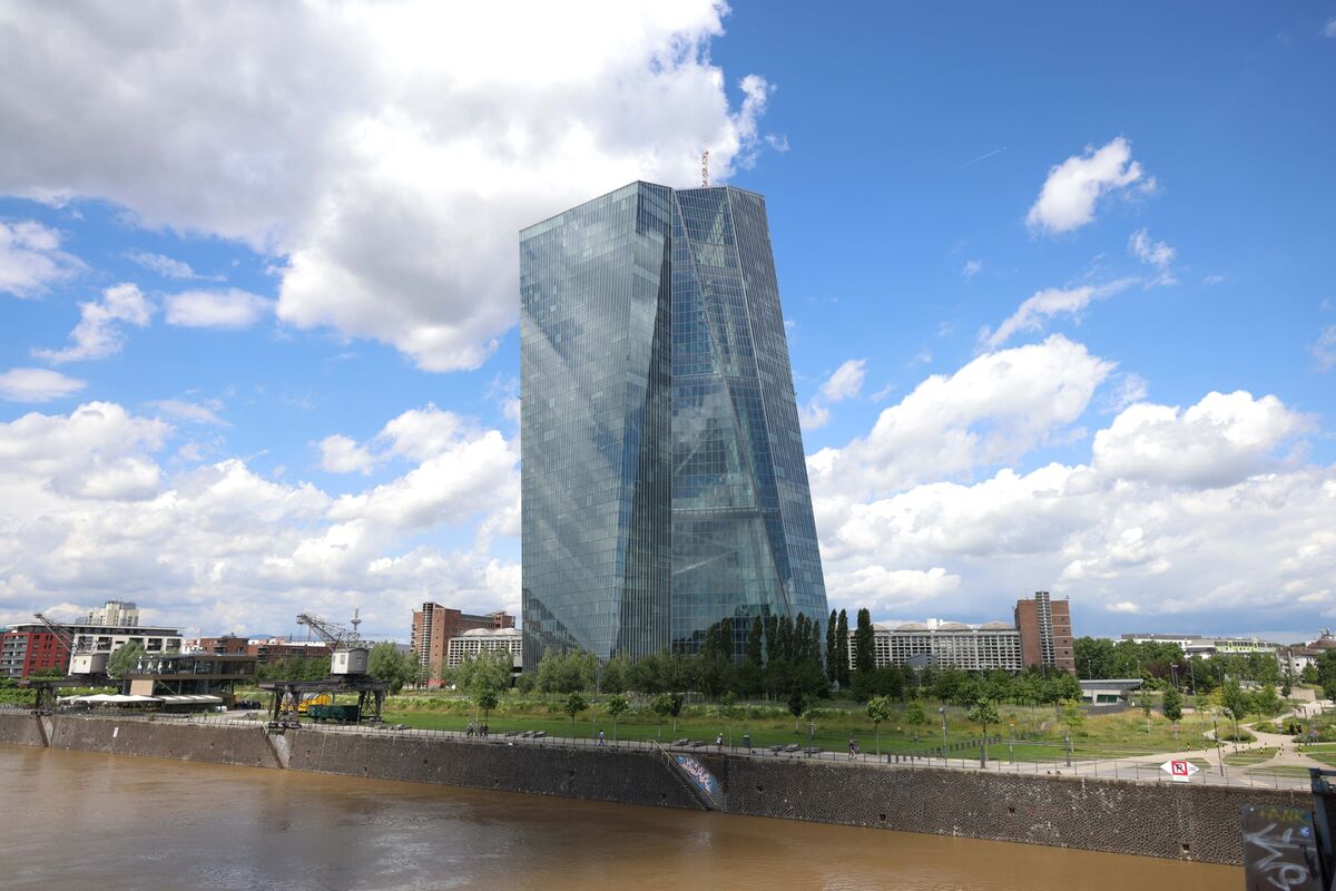 Bất ổn chính trị sẽ khiến ECB thận trọng trước quyết định hạ lãi suất Bất ổn chính trị sẽ khiến ECB thận trọng trước quyết định hạ lãi suất