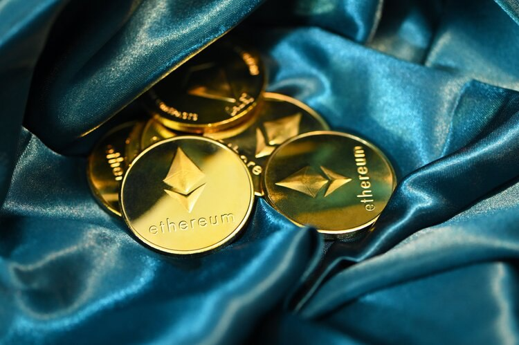 Việc các Ethereum ETF hút dòng vốn trong khi Grayscale Ethereum Trust bị rút ròng làm dấy lên nhiều suy đoán. Chuyên gia nói gì và triển vọng nào cho Ethereum?